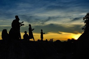 bersuka ria di kala senja