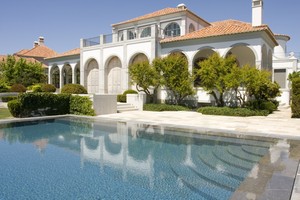 Bosan Menginap di Hotel? Coba Sewa Istana!