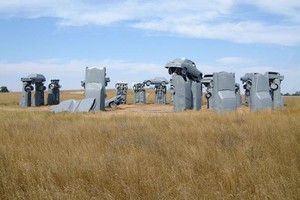 Unik! 38 Mobil Klasik Amerika Ditumpuk Jadi Monumen