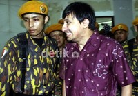 Fahd El Fouz dikawal oleh massa MKGR saat keluar ruang sidang. Ramses/detikfoto.