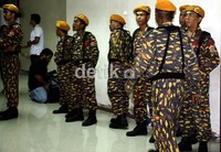 Sejumlah anggota Musyawarah Kekeluargaan Gotong Royong (MKGR) berjaga-jaga di tempat persidangan dengan terdakwa Fahd El Fouz. Ramses/detikfoto.