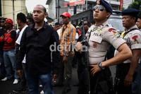 Mereka siaga dengan senjata laras panjang. Ramses/detikcom.