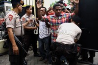 Pendukung John Kei yang akan mengikuti persidangan juga diperiksa dengan ketat. Ramses/detikcom.