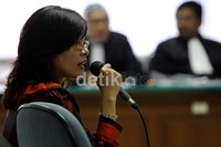     Rosa bersaksi untuk Neneng di Pengadilan Tipikor, Jakarta. Di dalam kesaksiannya Rosa memaparkan ancaman yang dia terima saat di Rutan Pondok Bambu. Di antaranya acaman 'dihabisi' yang dilontarkan M. Nasir jika mengungkapkan peran Neneng Sri Wahyuni dalam kasus proyek PLTS. Ramses/detikFoto.