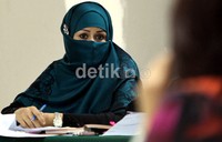 Neneng mendengarkan kesaksian yang disampaikan Rosa. Ramses/detikFoto.