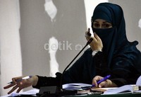 Neneng melontarkan pertanyaan kepada saksi.