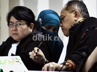 Neneng berdiskusi dengan kuasa hukumnya. Ramses/detikFoto.