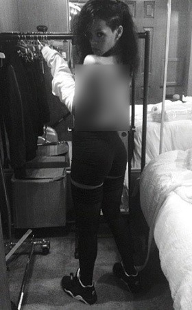 5 Foto Topless Rihanna di Instagram