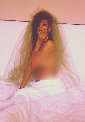 5 Foto Topless Rihanna di Instagram 5 Foto Topless Rihanna di Instagram
