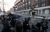 Wartawan dari berbagai media menunggu di depan The King Edward VII. (Danny Martindale/Getty Images).