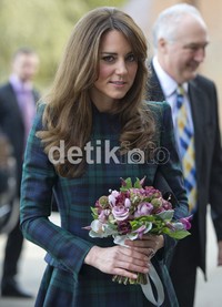Kehadiran Kate disambut meriah oleh pada guru dan siswa di sekolah itu. Kate pun mendapat sebuket bunga dari salah satu siswa. (Getty Images/WPA Pool)