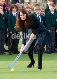 Dengan mengenakan dress bermotif kotak-kotak, Kate memamerkan kemampuannya bermain hoki. (Getty Images/WPA Pool)