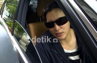 Janda satu anak itu terlihat menggunakan kaos bercorak hitam dan putih saat menemani Didi.