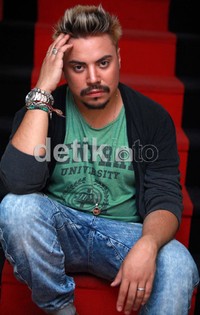 Identitasnya yang sebenarnya pria membuat heboh acara reality show tersebut.