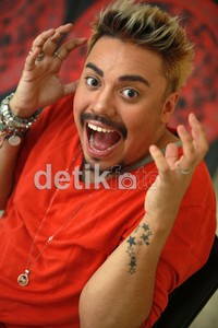 Dulu aku juga model, sempat terikat kontrak sama Burberry tapi nggak lama karena mereka tahu kalau saya ini pria, kenang Sam yang selama bercerita diselingi dengan gelak tawa.