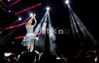 Kostum bernuansa putih abu-abu menjadi pilihan The Virgin dalam acara tersebut.