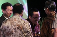 Penghargaan tersebut diserahkan oleh Wapres Boediono (kanan). (dok. Semen Gresik)