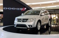 Model baru Dodge Journey FLC 2013 ini mengalami beberapa penyempurnaan. Pada sisi eksterior, mulai dari emblem depan grille, motif pelek, handle pintu, posisi lubang kunci, dan roof rail. (Dok. Chrysler Indonesia)