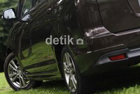 Selain itu, bagian belakang yang agak gemuk juga terlihat lebih ciamik dengan spoiler.