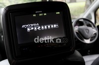 Semakin terasa mewah dengan perpaduan warna coklat dan hitam di dalamnya. Secara visual gaya interior sangat elegan.