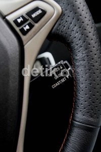 Beralih ke dahsbord, Nah, panel-panel yang tersedia lumayan simple. Seperti pengaturan AC, audio dengan layar sentuh, DVD, dan 2 head rest LCD monitor untuk penumpang belakang.