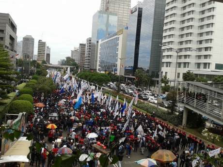 Ribuan Buruh Mengarah ke Istana, Jl Sudirman - Thamrin Lumpuh!