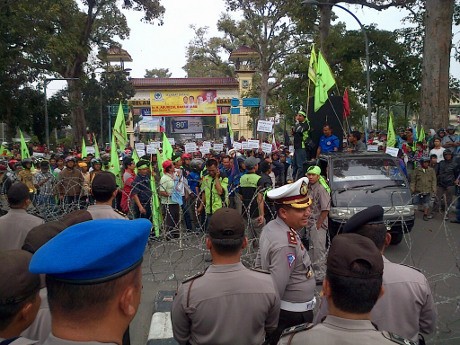 Tunggu Gubernur di Pintu Bandara Polonia, Ratusan Buruh Joget Hip Hop