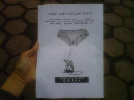 Kertas Bergambar Celana Dalam & Tikus Bikin Pendemo Aceng Tertawa