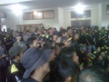 Pendemo Masuk ke Gedung DPRD Garut, Teriak-teriak Minta Aceng Mundur