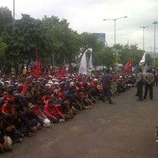 Ramai Demo, Pedagang Asongan di Jl MH Thamrin Raup Untung 200%