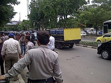 Pendemo di Kedubes Malaysia Bubar, Lalin Kuningan Mulai Lancar