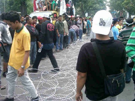 Ribuan Petani Terobos Kawat Berduri di Kantor Gubernur Sumut