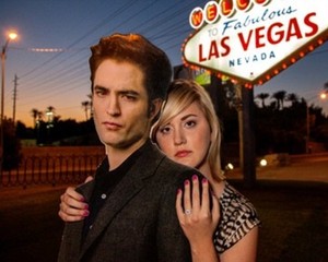 Wanita Ini Menikahi Poster Robert Pattinson Demi Gelar Sarjana