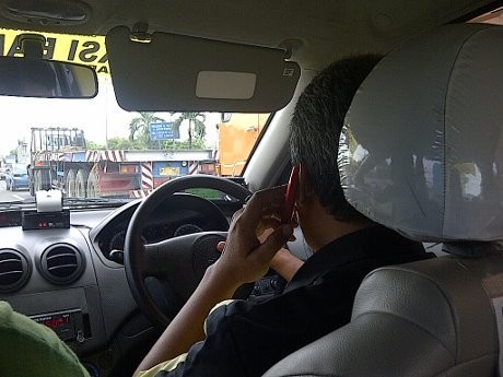 Aduh, Sopir Taksi Ini Terima Telepon Saat Bawa Penumpang