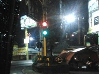 Salah satu traffic light di sudut perempatan jalan utama di jogja yang galau dalam memberikan rambu-rambu pada para pengguna jalan. Hal ini menjadikan pengguna jalan galau, apakah akan jalan terus atau berhenti. Apabila salah, nyawa adalah taruhannya. (Foto:    Priyo Setiawan)