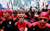 Selain itu mereka menuntut dipekerjakan kembali pekerja yang di-PHK karena mendirikan serikat pekerja demi tegaknya keadilan dan HAM.