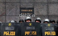 Polisi berjaga ketat di Kedubes Jepang.