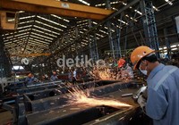 Para pekerja sibuk menyelesaikan pembuatan gerbong kereta di PT INKA, Madiun, Jawa Timur, Rabu (5/12/2012).