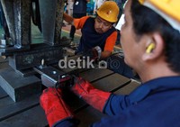Butuh ketelitian untuk membuat kereta api.