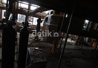 Seorang pekerja sibuk menyelesaikan pekerjaannya di PT INKA, Madiun, Jawa Timur.