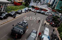 Hanya tersisa satu lajur busway, sementara sisanya ditutup.