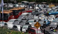 Kendaraan terjebak di kemacetan akibat demo buruh.