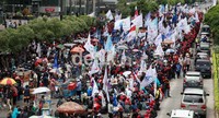 Buruh memblokir jalan Thamrin.