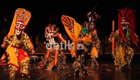Maestro tari topeng bukung asal Kalimantan Tengah Cing'an menunjukkan keahliannya.