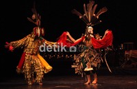 Esensi dari tarian Bukung menggambarkan sekelompok burung hantu yang disajikan oleh beberapa orang penari yang menyerupai manusia, binatang dan tumbuh-tumbuhan turut berduka cita dalam menghantar arwah leluhur ke surga.