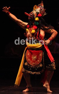 Maestro tari topeng bapang asal Malang Chattam Amat Redjo menunjukkan keahliannya.