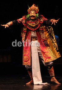 Maestro tari topeng Bali Ida Bagus Gede Mambal menunjukkan keahliannya.