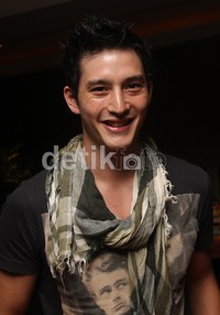 'Baik hati, percaya diri, harus percaya dengan saya juga karena saya kerjaanya aktor,' ungkapnya. Gusmun/detikHot.