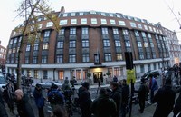 Para wartawan pun setia menunggu di depan rumah sakit King Edward VII, London. Chris Jackson/Getty Images.
