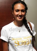 Syuting di Gunung, Kulit Nadine Chandrawinata Menghitam